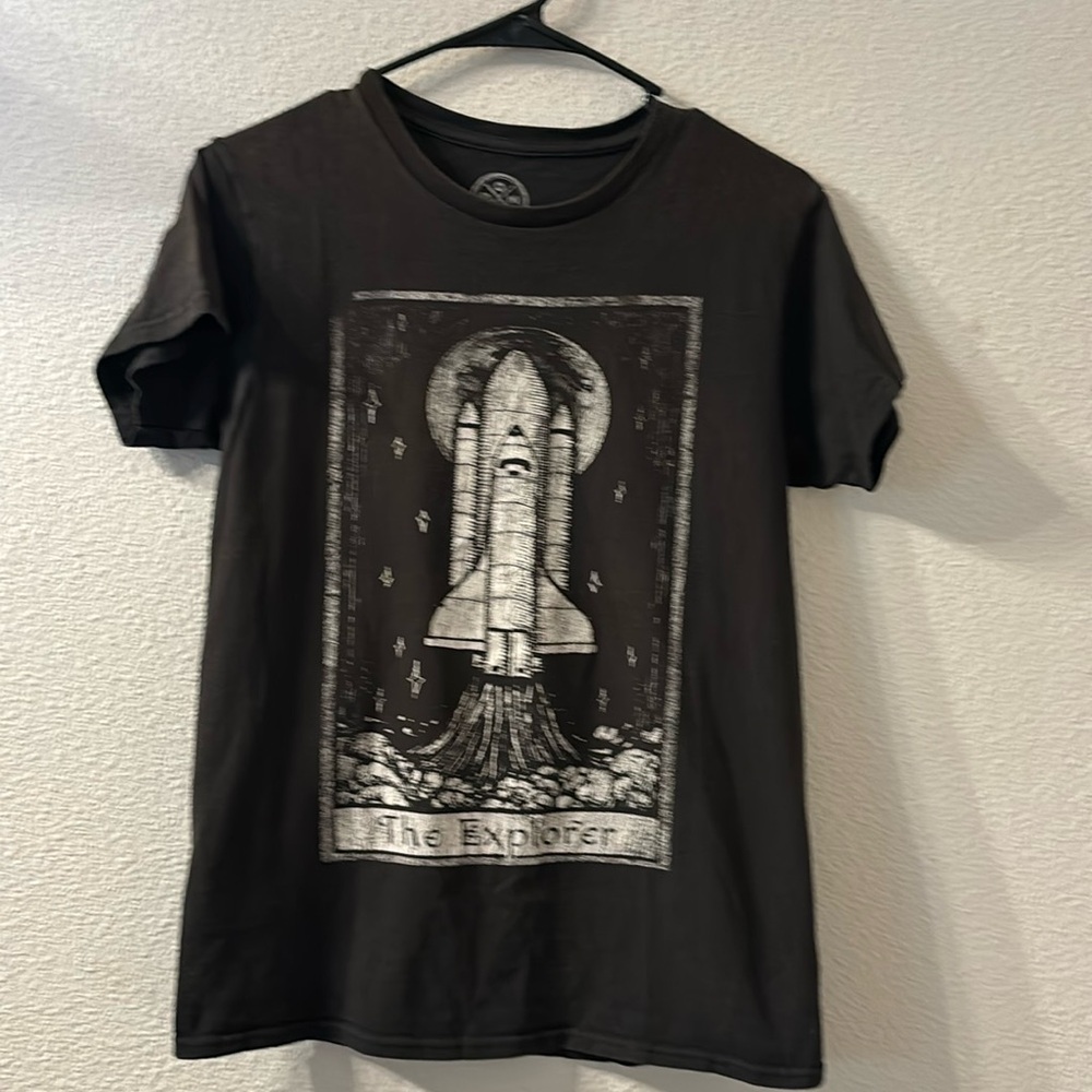 DOMA “the explorer” graphic tee size small
